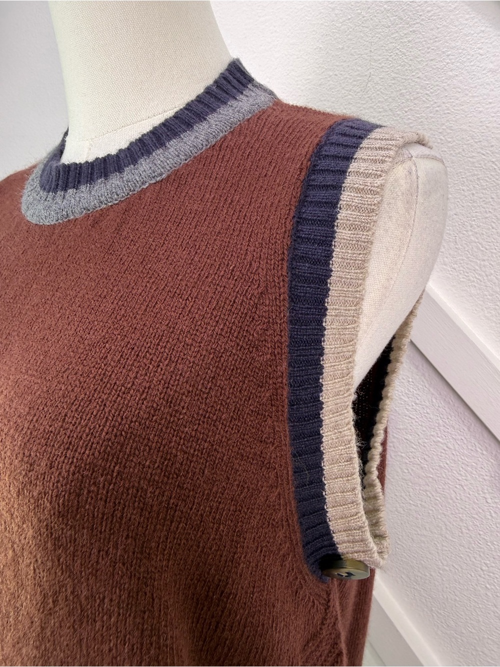 Diega PUMIO 100% Extra Fine Merino Wool Sweater Vest Side Button Medium Brown - Picture 3 of 10